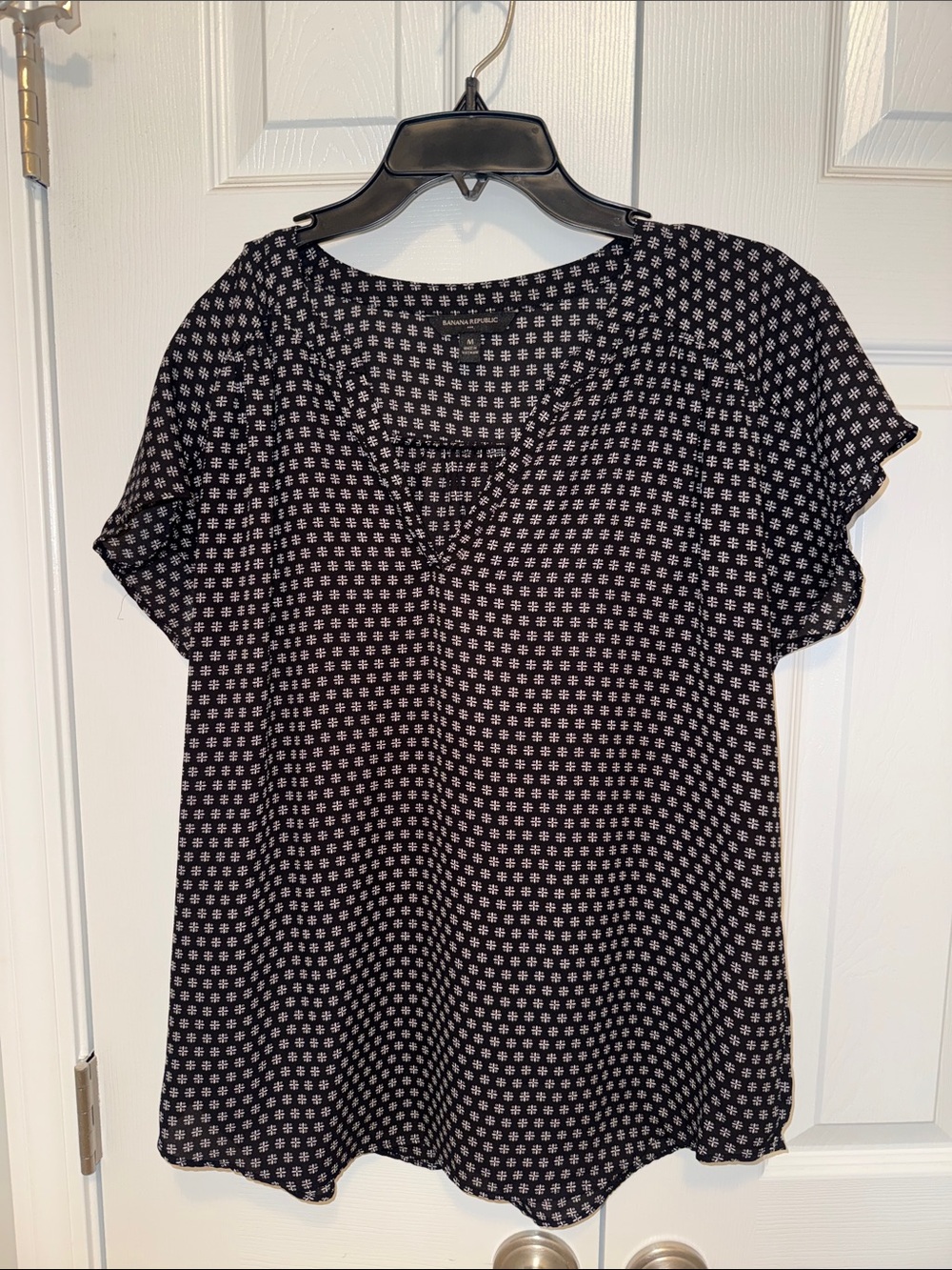 Banana Republic Black Printed Short Sleeve V-Neck Blouse